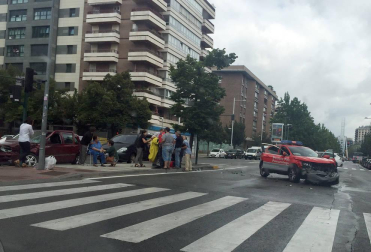 El aparatoso choque ocurrió este lunes 16 de julio en la Avenida de Bayona de la capital navarra.