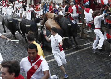 Imágenes del octavo encierro de los Sanfermines de 2018, con toros de la ganadería Miura.
