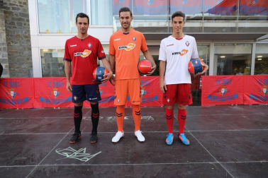 Presentación de la nueva equipación de Osasuna para la temporada 2018 y 2019 y del nuevo autobús del equipo