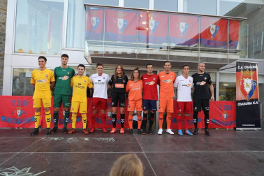 Presentación de la nueva equipación de Osasuna para la temporada 2018 y 2019 y del nuevo autobús del equipo