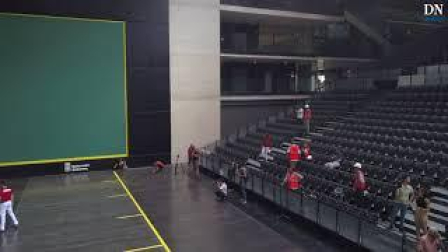 Pelotaris de Asegarce y Aspace prueban el frontón del Navarra Arena