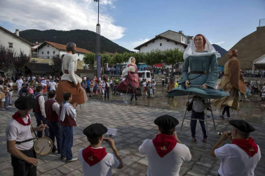 La benevolencia del tiempo ahogó un cuarto de hora antes del cohete la descarga de rayos y lluvia impetuosa que amenazó con aguar el inicio de las fiestas.