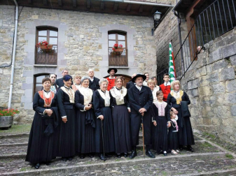 Doble homenaje en el inicio festivo de esta localidad salacenca. Tras un parón, los festejos se retoman este jueves para prolongarse todo el fin de semana.