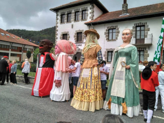 Doble homenaje en el inicio festivo de esta localidad salacenca. Tras un parón, los festejos se retoman este jueves para prolongarse todo el fin de semana.