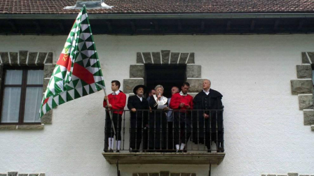 Doble homenaje en el inicio festivo de esta localidad salacenca. Tras un parón, los festejos se retoman este jueves para prolongarse todo el fin de semana.