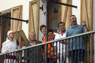La benevolencia del tiempo ahogó un cuarto de hora antes del cohete la descarga de rayos y lluvia impetuosa que amenazó con aguar el inicio de las fiestas.