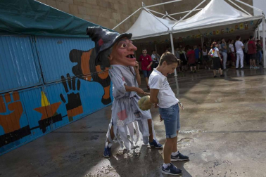 La benevolencia del tiempo ahogó un cuarto de hora antes del cohete la descarga de rayos y lluvia impetuosa que amenazó con aguar el inicio de las fiestas.