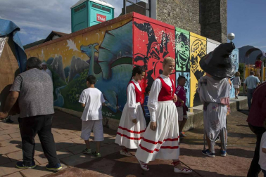 La benevolencia del tiempo ahogó un cuarto de hora antes del cohete la descarga de rayos y lluvia impetuosa que amenazó con aguar el inicio de las fiestas.
