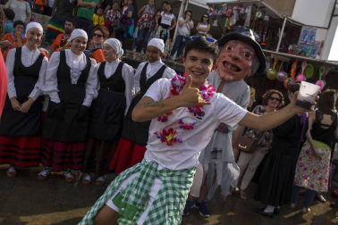La benevolencia del tiempo ahogó un cuarto de hora antes del cohete la descarga de rayos y lluvia impetuosa que amenazó con aguar el inicio de las fiestas.
