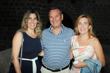 El castillo de Marcilla acogió en la noche del pasado sábado a 'Berto', la nueva comedia de la compañía de teatro amateur La Trapera. Dispuestos a romper las cadenas del miedo al juicio social que mantienen sometidas a la libertad humana, los actores ofrecieron al público una actuación llena de sorpresas y enredos que no dejaron a nadie indiferente. Las cámaras de ¡Click! no quisieron faltar al encuentro.