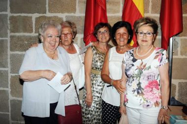 El castillo de Marcilla acogió en la noche del pasado sábado a 'Berto', la nueva comedia de la compañía de teatro amateur La Trapera. Dispuestos a romper las cadenas del miedo al juicio social que mantienen sometidas a la libertad humana, los actores ofrecieron al público una actuación llena de sorpresas y enredos que no dejaron a nadie indiferente. Las cámaras de ¡Click! no quisieron faltar al encuentro.