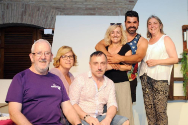 El castillo de Marcilla acogió en la noche del pasado sábado a 'Berto', la nueva comedia de la compañía de teatro amateur La Trapera. Dispuestos a romper las cadenas del miedo al juicio social que mantienen sometidas a la libertad humana, los actores ofrecieron al público una actuación llena de sorpresas y enredos que no dejaron a nadie indiferente. Las cámaras de ¡Click! no quisieron faltar al encuentro.