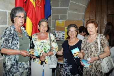El castillo de Marcilla acogió en la noche del pasado sábado a 'Berto', la nueva comedia de la compañía de teatro amateur La Trapera. Dispuestos a romper las cadenas del miedo al juicio social que mantienen sometidas a la libertad humana, los actores ofrecieron al público una actuación llena de sorpresas y enredos que no dejaron a nadie indiferente. Las cámaras de ¡Click! no quisieron faltar al encuentro.