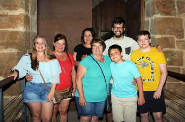 El castillo de Marcilla acogió en la noche del pasado sábado a 'Berto', la nueva comedia de la compañía de teatro amateur La Trapera. Dispuestos a romper las cadenas del miedo al juicio social que mantienen sometidas a la libertad humana, los actores ofrecieron al público una actuación llena de sorpresas y enredos que no dejaron a nadie indiferente. Las cámaras de ¡Click! no quisieron faltar al encuentro.