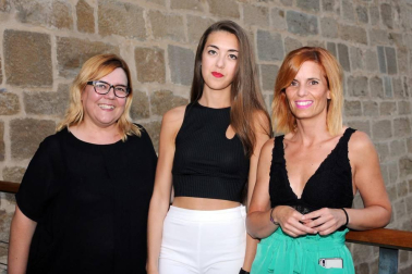 El castillo de Marcilla acogió en la noche del pasado sábado a 'Berto', la nueva comedia de la compañía de teatro amateur La Trapera. Dispuestos a romper las cadenas del miedo al juicio social que mantienen sometidas a la libertad humana, los actores ofrecieron al público una actuación llena de sorpresas y enredos que no dejaron a nadie indiferente. Las cámaras de ¡Click! no quisieron faltar al encuentro.