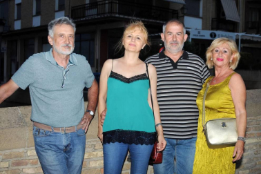 El castillo de Marcilla acogió en la noche del pasado sábado a 'Berto', la nueva comedia de la compañía de teatro amateur La Trapera. Dispuestos a romper las cadenas del miedo al juicio social que mantienen sometidas a la libertad humana, los actores ofrecieron al público una actuación llena de sorpresas y enredos que no dejaron a nadie indiferente. Las cámaras de ¡Click! no quisieron faltar al encuentro.