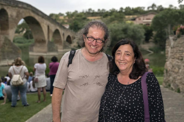 Peregrinos, peregrinas y familias pudieron profundizar el viernes pasado en el arte y las leyendas de la ruta jacobea desde la visión de la cuentacuentos Inés Bengoa. Caracterizada como una peregrina medieval, dio la bienvenida a los asistentes en la puerta principal de la iglesia de San Pedro y les invitó a pasar a su interior, donde les descubrió muchas de las historias del Camino de Santiago.