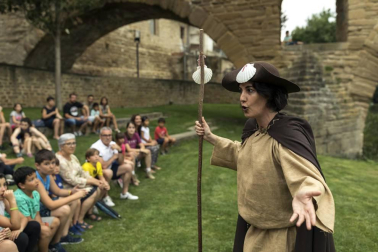 Peregrinos, peregrinas y familias pudieron profundizar el viernes pasado en el arte y las leyendas de la ruta jacobea desde la visión de la cuentacuentos Inés Bengoa. Caracterizada como una peregrina medieval, dio la bienvenida a los asistentes en la puerta principal de la iglesia de San Pedro y les invitó a pasar a su interior, donde les descubrió muchas de las historias del Camino de Santiago.