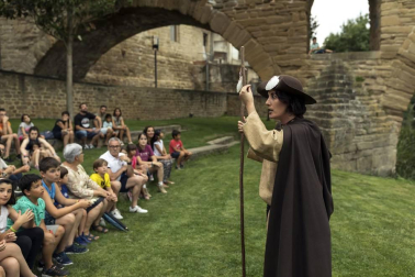 Peregrinos, peregrinas y familias pudieron profundizar el viernes pasado en el arte y las leyendas de la ruta jacobea desde la visión de la cuentacuentos Inés Bengoa. Caracterizada como una peregrina medieval, dio la bienvenida a los asistentes en la puerta principal de la iglesia de San Pedro y les invitó a pasar a su interior, donde les descubrió muchas de las historias del Camino de Santiago.