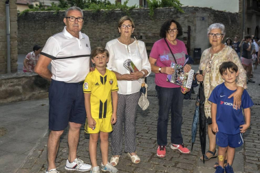 Peregrinos, peregrinas y familias pudieron profundizar el viernes pasado en el arte y las leyendas de la ruta jacobea desde la visión de la cuentacuentos Inés Bengoa. Caracterizada como una peregrina medieval, dio la bienvenida a los asistentes en la puerta principal de la iglesia de San Pedro y les invitó a pasar a su interior, donde les descubrió muchas de las historias del Camino de Santiago.