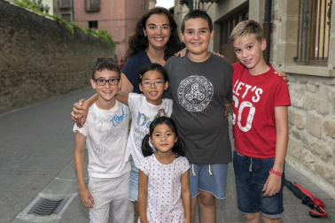 Peregrinos, peregrinas y familias pudieron profundizar el viernes pasado en el arte y las leyendas de la ruta jacobea desde la visión de la cuentacuentos Inés Bengoa. Caracterizada como una peregrina medieval, dio la bienvenida a los asistentes en la puerta principal de la iglesia de San Pedro y les invitó a pasar a su interior, donde les descubrió muchas de las historias del Camino de Santiago.
