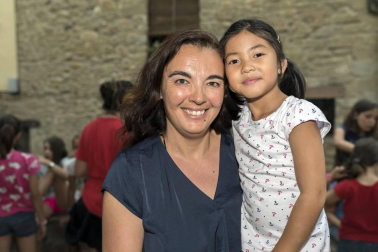 Peregrinos, peregrinas y familias pudieron profundizar el viernes pasado en el arte y las leyendas de la ruta jacobea desde la visión de la cuentacuentos Inés Bengoa. Caracterizada como una peregrina medieval, dio la bienvenida a los asistentes en la puerta principal de la iglesia de San Pedro y les invitó a pasar a su interior, donde les descubrió muchas de las historias del Camino de Santiago.