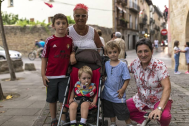 Peregrinos, peregrinas y familias pudieron profundizar el viernes pasado en el arte y las leyendas de la ruta jacobea desde la visión de la cuentacuentos Inés Bengoa. Caracterizada como una peregrina medieval, dio la bienvenida a los asistentes en la puerta principal de la iglesia de San Pedro y les invitó a pasar a su interior, donde les descubrió muchas de las historias del Camino de Santiago.