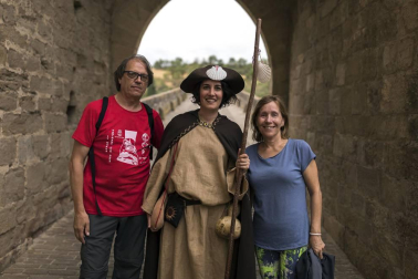 Peregrinos, peregrinas y familias pudieron profundizar el viernes pasado en el arte y las leyendas de la ruta jacobea desde la visión de la cuentacuentos Inés Bengoa. Caracterizada como una peregrina medieval, dio la bienvenida a los asistentes en la puerta principal de la iglesia de San Pedro y les invitó a pasar a su interior, donde les descubrió muchas de las historias del Camino de Santiago.