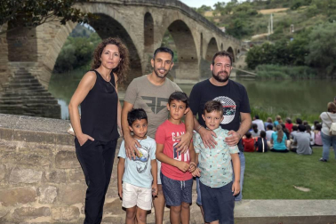Peregrinos, peregrinas y familias pudieron profundizar el viernes pasado en el arte y las leyendas de la ruta jacobea desde la visión de la cuentacuentos Inés Bengoa. Caracterizada como una peregrina medieval, dio la bienvenida a los asistentes en la puerta principal de la iglesia de San Pedro y les invitó a pasar a su interior, donde les descubrió muchas de las historias del Camino de Santiago.