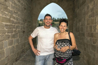Peregrinos, peregrinas y familias pudieron profundizar el viernes pasado en el arte y las leyendas de la ruta jacobea desde la visión de la cuentacuentos Inés Bengoa. Caracterizada como una peregrina medieval, dio la bienvenida a los asistentes en la puerta principal de la iglesia de San Pedro y les invitó a pasar a su interior, donde les descubrió muchas de las historias del Camino de Santiago.