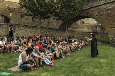 Peregrinos, peregrinas y familias pudieron profundizar el viernes pasado en el arte y las leyendas de la ruta jacobea desde la visión de la cuentacuentos Inés Bengoa. Caracterizada como una peregrina medieval, dio la bienvenida a los asistentes en la puerta principal de la iglesia de San Pedro y les invitó a pasar a su interior, donde les descubrió muchas de las historias del Camino de Santiago.