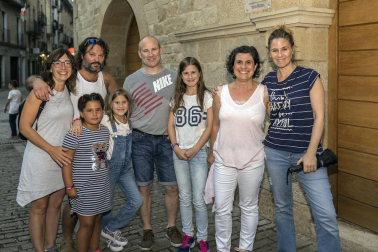 Peregrinos, peregrinas y familias pudieron profundizar el viernes pasado en el arte y las leyendas de la ruta jacobea desde la visión de la cuentacuentos Inés Bengoa. Caracterizada como una peregrina medieval, dio la bienvenida a los asistentes en la puerta principal de la iglesia de San Pedro y les invitó a pasar a su interior, donde les descubrió muchas de las historias del Camino de Santiago.
