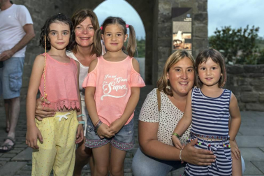 Peregrinos, peregrinas y familias pudieron profundizar el viernes pasado en el arte y las leyendas de la ruta jacobea desde la visión de la cuentacuentos Inés Bengoa. Caracterizada como una peregrina medieval, dio la bienvenida a los asistentes en la puerta principal de la iglesia de San Pedro y les invitó a pasar a su interior, donde les descubrió muchas de las historias del Camino de Santiago.