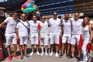 Cadreita celebró el pasado domingo 15 de julio el inicio de sus fiestas patronales en honor a San Miguel. En total, fueron ocho días de fiesta en los que la música, los actos gastronómicos y los festejos taurinos populares volvieron a ser los principales protagonistas. ¡Click! vivió junto a los cadreitanos el lanzamiento del cohete.