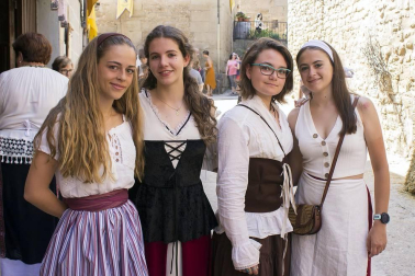 Como cada mes de julio, Bargota se convierte en la capital de la brujería. Ambientado en el siglo XVII,los habitantes de la localidad vistieron sus calles con estandartes, fardos de paja y muebles antiguos para rememorar su pasado. Además de este mercado medieval, la magia completó su programa con la venta de productos artesanales, un stand de pócimas o un akelarre. Las charlas, exposiciones y talleres despejaron las incógnitas sobre el enigmático mundo de la brujería.