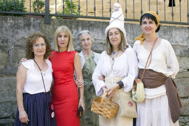 Como cada mes de julio, Bargota se convierte en la capital de la brujería. Ambientado en el siglo XVII,los habitantes de la localidad vistieron sus calles con estandartes, fardos de paja y muebles antiguos para rememorar su pasado. Además de este mercado medieval, la magia completó su programa con la venta de productos artesanales, un stand de pócimas o un akelarre. Las charlas, exposiciones y talleres despejaron las incógnitas sobre el enigmático mundo de la brujería.