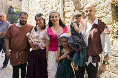 Como cada mes de julio, Bargota se convierte en la capital de la brujería. Ambientado en el siglo XVII,los habitantes de la localidad vistieron sus calles con estandartes, fardos de paja y muebles antiguos para rememorar su pasado. Además de este mercado medieval, la magia completó su programa con la venta de productos artesanales, un stand de pócimas o un akelarre. Las charlas, exposiciones y talleres despejaron las incógnitas sobre el enigmático mundo de la brujería.