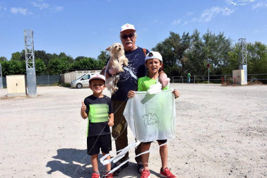 Tudela celebró el pasado fin de semana el Día del Ebro. Una de las actividades con más respuesta de la jornada fue la bajada popular en piragua por el Ebro, que comenzó aguas arriba para llegar al embarcadero Merche Marín del Paseo del Prado. Además, se organizó un taller de cometas y ensayo de malabares, entre otros. Tudelanos y visitantes disfrutaron de un día de sol, deporte y diversión.