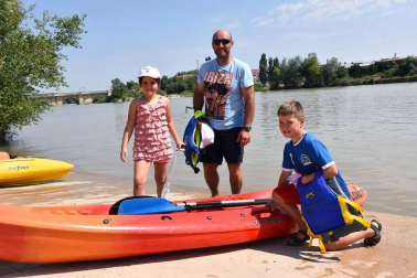 Tudela celebró el pasado fin de semana el Día del Ebro. Una de las actividades con más respuesta de la jornada fue la bajada popular en piragua por el Ebro, que comenzó aguas arriba para llegar al embarcadero Merche Marín del Paseo del Prado. Además, se organizó un taller de cometas y ensayo de malabares, entre otros. Tudelanos y visitantes disfrutaron de un día de sol, deporte y diversión.