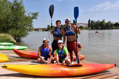 Tudela celebró el pasado fin de semana el Día del Ebro. Una de las actividades con más respuesta de la jornada fue la bajada popular en piragua por el Ebro, que comenzó aguas arriba para llegar al embarcadero Merche Marín del Paseo del Prado. Además, se organizó un taller de cometas y ensayo de malabares, entre otros. Tudelanos y visitantes disfrutaron de un día de sol, deporte y diversión.