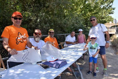 Tudela celebró el pasado fin de semana el Día del Ebro. Una de las actividades con más respuesta de la jornada fue la bajada popular en piragua por el Ebro, que comenzó aguas arriba para llegar al embarcadero Merche Marín del Paseo del Prado. Además, se organizó un taller de cometas y ensayo de malabares, entre otros. Tudelanos y visitantes disfrutaron de un día de sol, deporte y diversión.