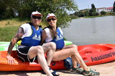 Tudela celebró el pasado fin de semana el Día del Ebro. Una de las actividades con más respuesta de la jornada fue la bajada popular en piragua por el Ebro, que comenzó aguas arriba para llegar al embarcadero Merche Marín del Paseo del Prado. Además, se organizó un taller de cometas y ensayo de malabares, entre otros. Tudelanos y visitantes disfrutaron de un día de sol, deporte y diversión.