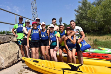 Tudela celebró el pasado fin de semana el Día del Ebro. Una de las actividades con más respuesta de la jornada fue la bajada popular en piragua por el Ebro, que comenzó aguas arriba para llegar al embarcadero Merche Marín del Paseo del Prado. Además, se organizó un taller de cometas y ensayo de malabares, entre otros. Tudelanos y visitantes disfrutaron de un día de sol, deporte y diversión.
