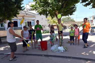 Tudela celebró el pasado fin de semana el Día del Ebro. Una de las actividades con más respuesta de la jornada fue la bajada popular en piragua por el Ebro, que comenzó aguas arriba para llegar al embarcadero Merche Marín del Paseo del Prado. Además, se organizó un taller de cometas y ensayo de malabares, entre otros. Tudelanos y visitantes disfrutaron de un día de sol, deporte y diversión.