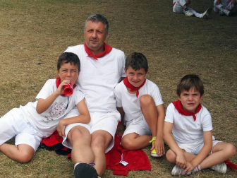 Como todos los años, se organizan por San Fermín los festivales de Herri Kirolak en la Plaza de los Fueros. El pasado fin de semana, fue el turno del Campeonato Navarro de Levantamiento de Piedra en el que se pudieron ver tandas de dos minutos con piedra cilíndrica de 125 kilos, cúbica de 112,5 y bola de 100. Completando el programa, hubo una exhibición de levantamiento de fardo a cargo de Iñigo Goienetxe y otra de corte con motosierra a cuenta de Mikel Lasarte. ¡Click! estuvo allí..