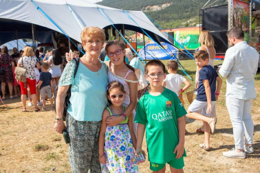 Las piscinas de Artica acogieron este año al circo italiano de los hermanos Rossi, que contó con multitud de funciones dirigidas a toda la familia. El exotismo de la selva primigenia fue el hilo conductor del espectáculo, en el que se exhibieron técnicas de circo al ritmo étnico de la mano de acróbatas y bailarinas. Los payasos pusieron el toque de humor a la función.