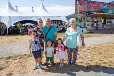 Las piscinas de Artica acogieron este año al circo italiano de los hermanos Rossi, que contó con multitud de funciones dirigidas a toda la familia. El exotismo de la selva primigenia fue el hilo conductor del espectáculo, en el que se exhibieron técnicas de circo al ritmo étnico de la mano de acróbatas y bailarinas. Los payasos pusieron el toque de humor a la función.