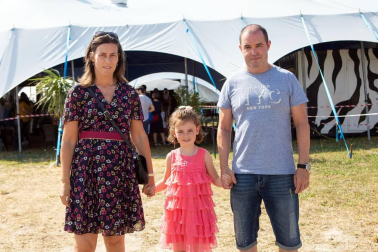 Las piscinas de Artica acogieron este año al circo italiano de los hermanos Rossi, que contó con multitud de funciones dirigidas a toda la familia. El exotismo de la selva primigenia fue el hilo conductor del espectáculo, en el que se exhibieron técnicas de circo al ritmo étnico de la mano de acróbatas y bailarinas. Los payasos pusieron el toque de humor a la función.