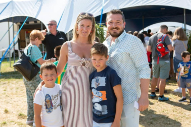 Las piscinas de Artica acogieron este año al circo italiano de los hermanos Rossi, que contó con multitud de funciones dirigidas a toda la familia. El exotismo de la selva primigenia fue el hilo conductor del espectáculo, en el que se exhibieron técnicas de circo al ritmo étnico de la mano de acróbatas y bailarinas. Los payasos pusieron el toque de humor a la función.
