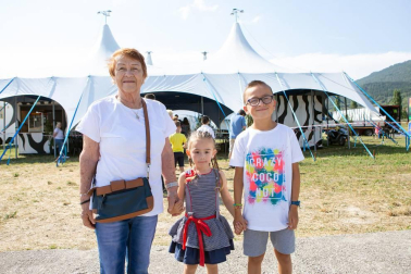 Las piscinas de Artica acogieron este año al circo italiano de los hermanos Rossi, que contó con multitud de funciones dirigidas a toda la familia. El exotismo de la selva primigenia fue el hilo conductor del espectáculo, en el que se exhibieron técnicas de circo al ritmo étnico de la mano de acróbatas y bailarinas. Los payasos pusieron el toque de humor a la función.